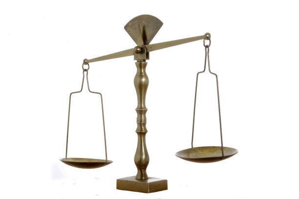 白色背景上孤立的黄铜制成的旧鳞片特写图片下载