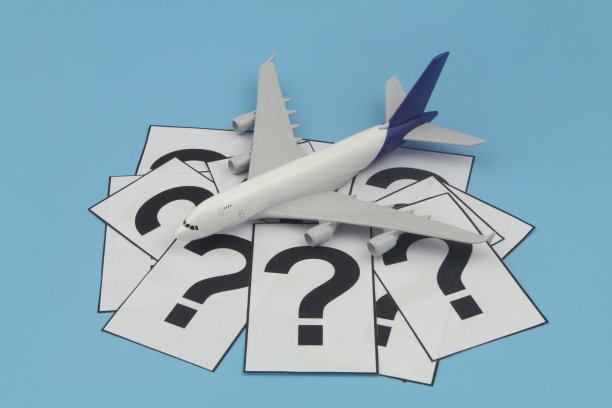 飞机模型和蓝色背景上的许多问号图片下载