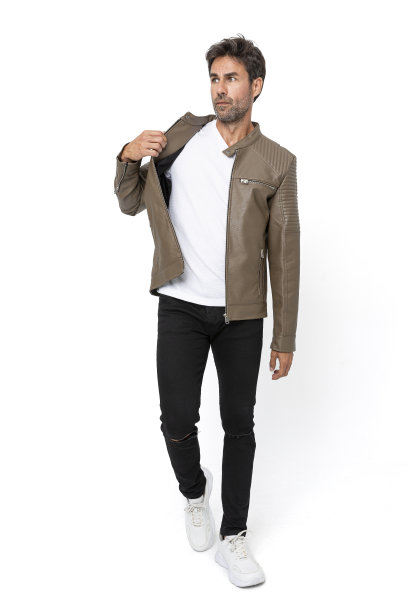 英俊的中年西班牙短粗胡须男子在白色工作室。图片下载