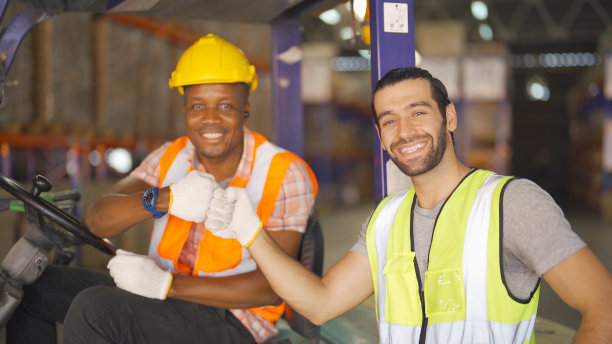 在大型仓库零售业工作的工人的团队合作。货架库存储存。电子商务和物流概念中的货物内部。仓库。人们的生活方式。集装箱运输服务图片下载