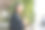 成功的女经理在城市的街道上休息。图片下载