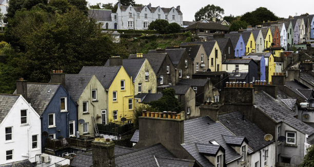 科布海滨附近陡峭山坡上的一排五颜六色的房子。这些房子在当地被称为一副纸牌。Cobh,爱尔兰。全景。图片下载