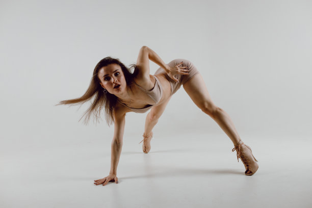 年轻的女舞者跳着高跟鞋舞。图片下载