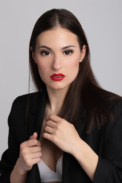 美丽的女人与红唇和黑发肖像图片下载