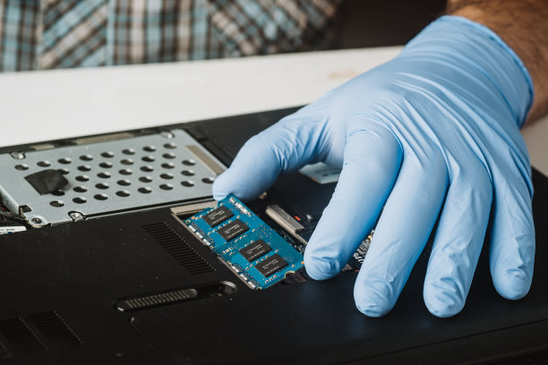 计算机技术员从笔记本电脑中取出ram存储器图片下载