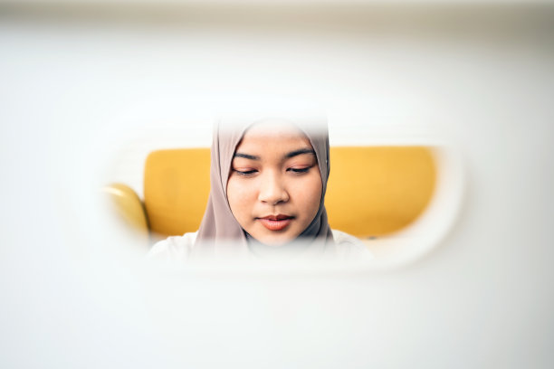 接近有吸引力的亚洲穆斯林妇女工作图片下载