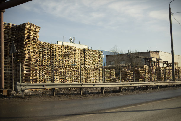 仓库的木托盘。很多板。图片下载