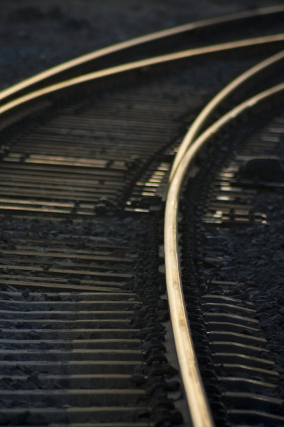 黄昏时的铁路。图片下载