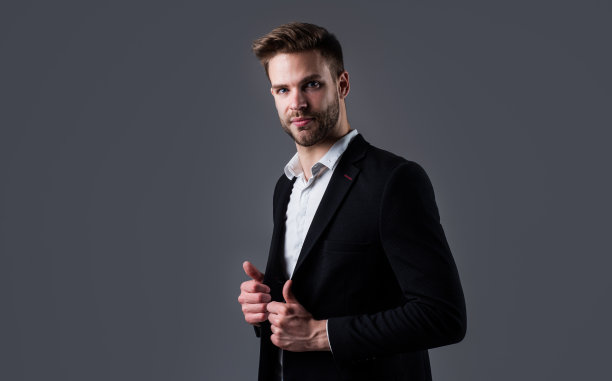 英俊的男人穿正装。穿着衬衫和夹克的自信商人。老板的男性。灰色背景的性感CEO。现代办公室生活。有魅力的企业主。时尚的房地产经纪人图片下载
