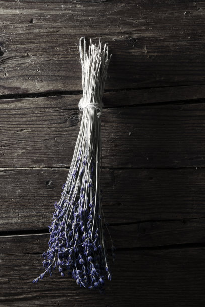 薰衣草的特写与木制背景上的木勺图片下载