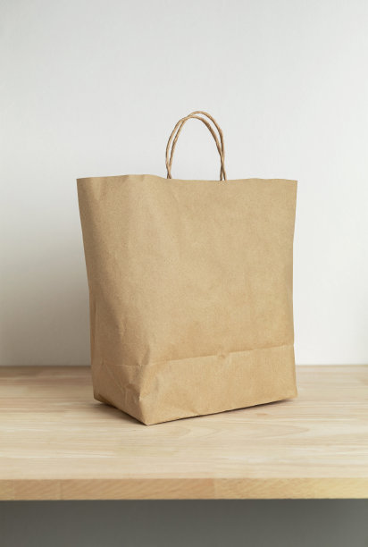 棕色纸袋放在木桌上，用于制作空白模板图片下载