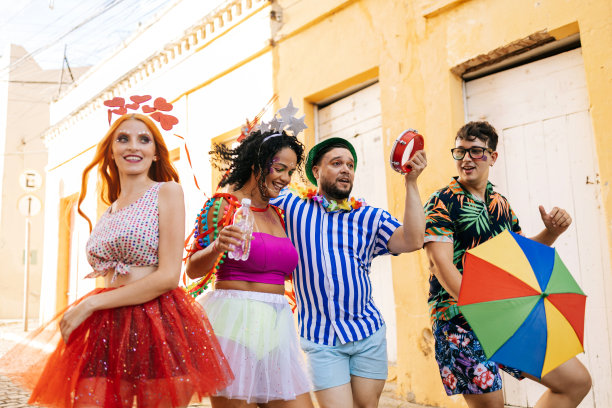 巴西的狂欢节。一群朋友庆祝嘉年华派对图片下载