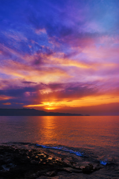 海上日落与戏剧性的天空图片下载