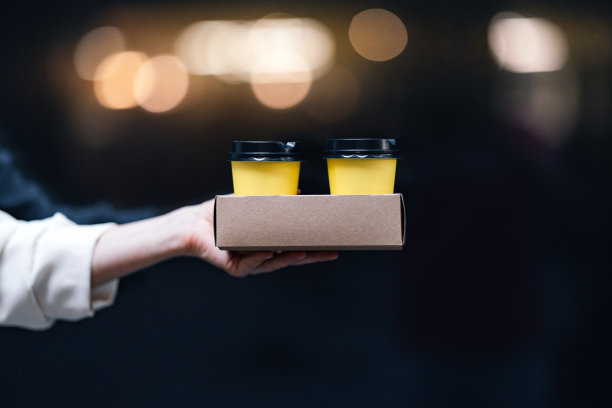 近距离照片的女子手拿两杯咖啡在户外图片下载