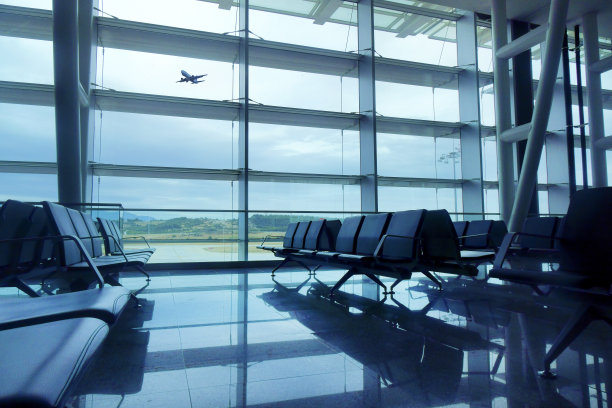 机场候机区有空座位图片下载