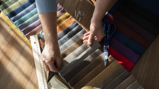 特写成年女性设计师为新项目选择面料颜色图片下载
