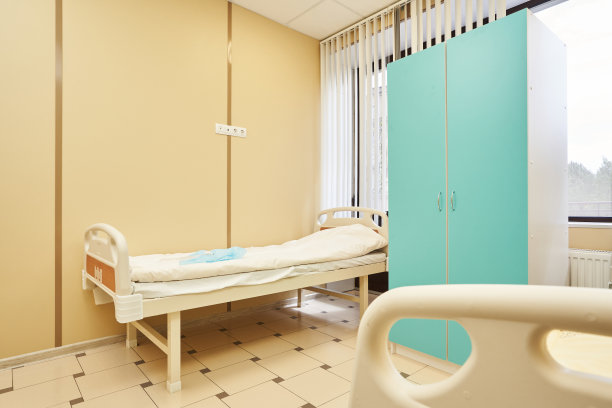 病房里有两张床。拥有现代化设备的医院病房图片下载