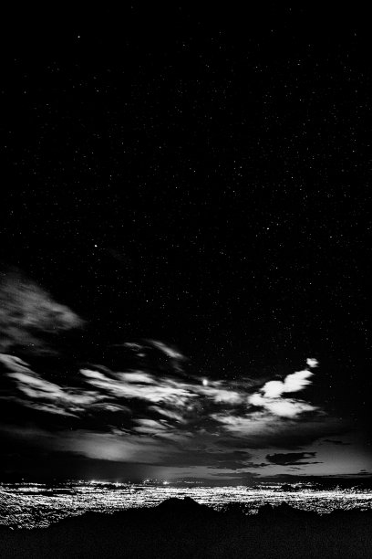 独特的夜空灰度镜头图片下载