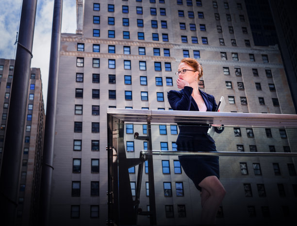 在纽约工作的年轻女商人图片下载