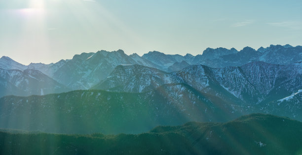 巴伐利亚山脉日出时的晨景图片下载