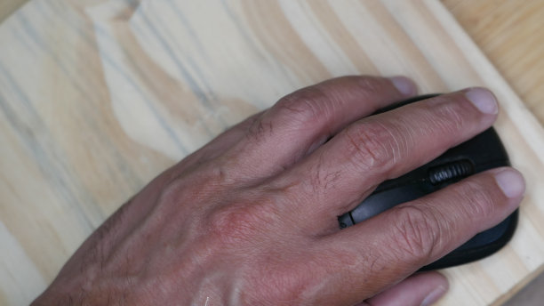 办公室工作:人使用电脑鼠标图片下载