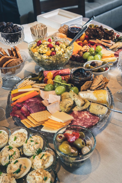 桌上摆满了沙拉和各式各样的食物图片下载