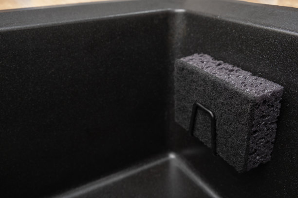 黑色花岗岩水槽中厨房海绵的固定架。空间的储存和组织图片下载