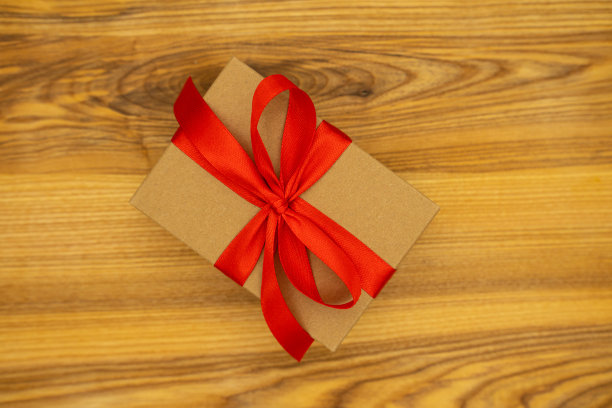 近距离的礼物在木制背景，情人节，生日，母亲节。放置文本，横幅，俯视图图片下载