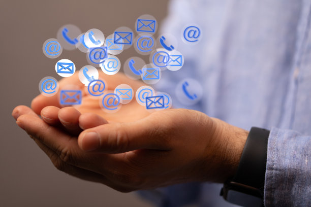 三维渲染浮动邮件和电话图标上面的手图片下载