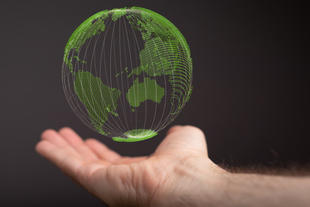 一个男性手握绿色3D星球的特写图片下载