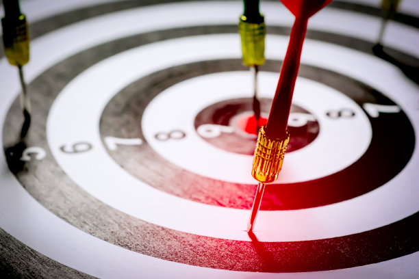 飞镖击中飞镖板靶的中心。成功商业的概念。实现业务目标。图片下载