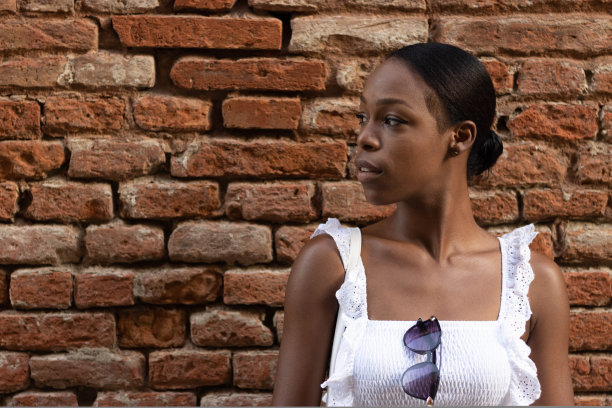 身穿白衣的游客女子肖像，了解欧洲，费拉拉。意大利图片下载