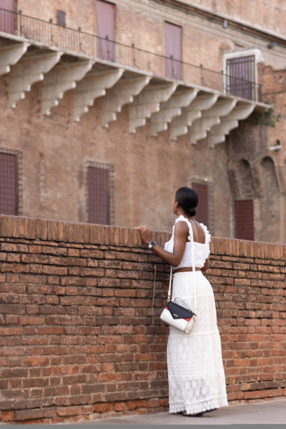身穿白衣的游客女子肖像，了解欧洲，费拉拉。意大利图片下载