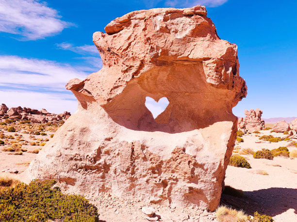我爱玻利维亚沙漠萨拉德乌尤尼高原的心洞岩层。美丽的火山悬崖。图片下载