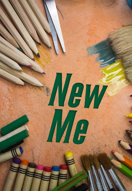 头顶的新我文本学校用品的镜头。画笔，铅笔，艺术工具。艺术和工艺工作工具。图片下载