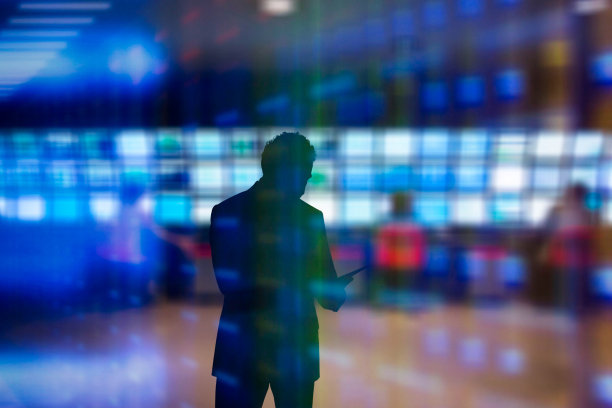 商人剪影与技术背景图片下载