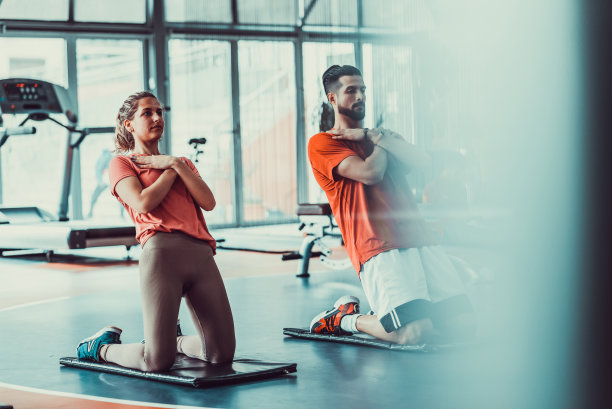 两个肌肉发达和有吸引力的运动员在健身房锻炼和伸展，库存照片图片下载