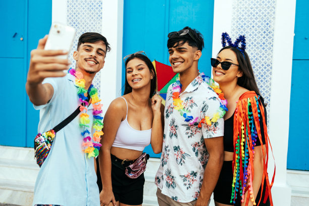 巴西的狂欢节。一群朋友在自拍图片下载