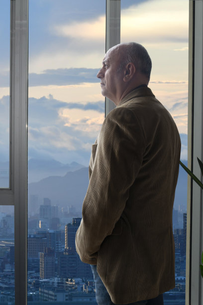 商人看着窗外的办公室图片下载
