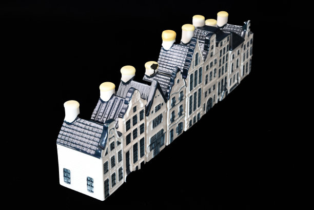 荷兰式山墙的微型房屋。代尔夫特蓝陶器。图片下载