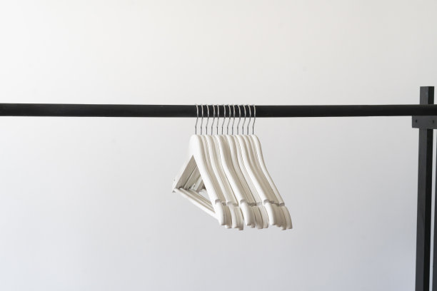 许多衣架挂在衣架上，抽象创意时尚概念图片下载
