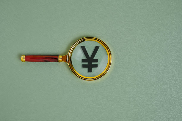 放大镜下的元符号，绿色背景。图片下载