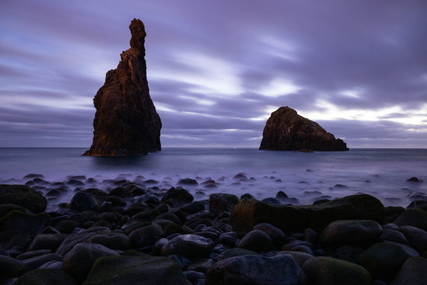 在马德拉岛的Ribeira da Janela拍摄的史诗般的长曝光，前景是令人惊叹的苔藓岩石，背景是柔软的水。图片下载