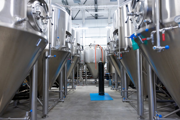 啤酒厂内部的大金属桶图片下载