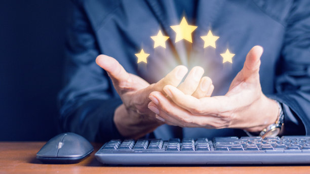 客户评价反馈。西装革履的男士在客户满意度调查中给予积极评价。给予五星评价。服务等级，满意度概念。图片下载