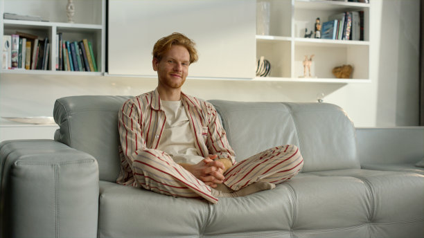 单身汉在家里过周末。快乐的姜黄色自由职业者在睡衣休息图片下载