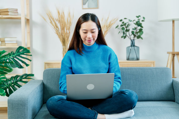 专注的女人在笔记本电脑上工作图片下载