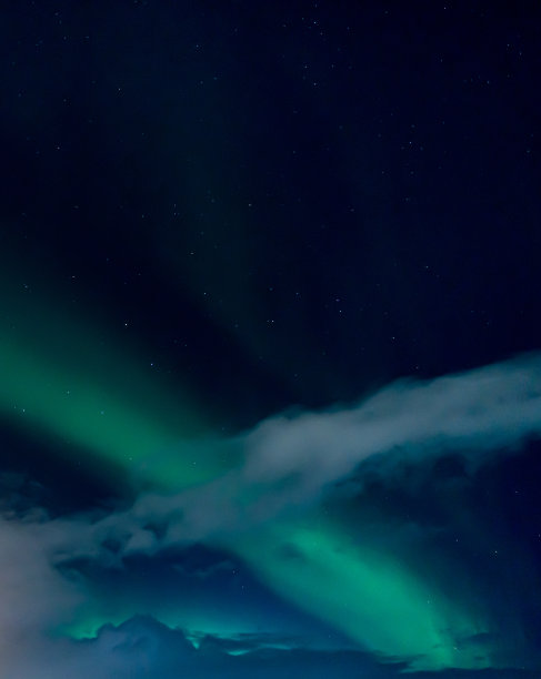 北极光和云层被满月照亮，冰岛的天空布满了星星和蓝色。图片下载
