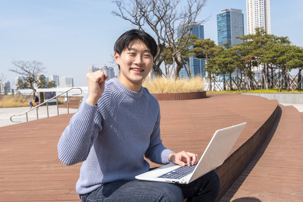 年轻人图片下载