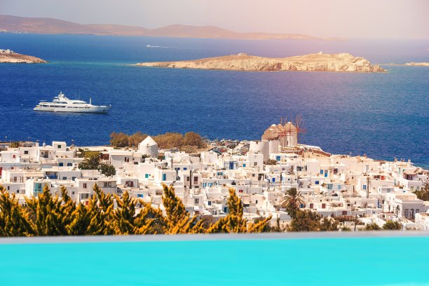 希腊米科诺斯岛的传统希腊村庄，白色房屋，图片下载